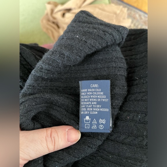 V-neck Cable Knit Sweater - Picture 6 of 9